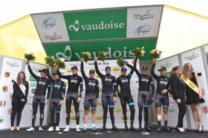 Tým Sky na pódiu po týmové časovce na Tour de Romandie 2015