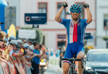 Leopold König zvedá ruce nad hlavu, po vítězném sólu ve třetí etapě Czech Cycling Tour