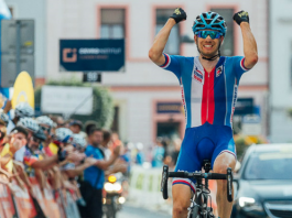 Leopold König zvedá ruce nad hlavu, po vítězném sólu ve třetí etapě Czech Cycling Tour