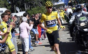 Chris Froome běží bez kola ve 12. etapě Tour de France 2016