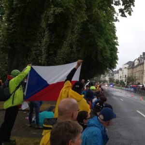 Düsseldorf držíme vlajku a fanoušci nás sledují 1. etapa Tour de France 2017