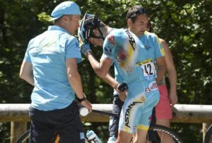 Jakob Fuglsang po pádu v 11. etapě Tour de France 2017