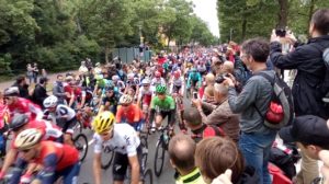 Nultý kilometr 2. etapy Tour de France 2017 Düsseldorf peloton