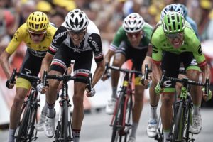 Rigoberto Urán vs Warren Barguil - souboj o vítězství v 9. etapě Tour de France 2017
