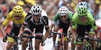 Rigoberto Urán vs Warren Barguil - souboj o vítězství v 9. etapě Tour de France 2017