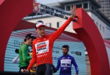 Tim Wellens - vítěz Tour of Guangxi 2017 - v pozadí další držitelé trikotů