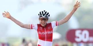 Anna Kiesenhofer vítězí v silničním závodě žen na Letních olympijských hrách v Tokiu 2020