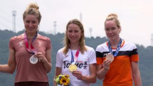 Marlen Reusser, Annemiek van Vleuten, Anna van der Breggen – medailistky olympijské časovky v Tokiu 2020