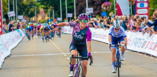 Alison Jackson vítězí před Maëlle Grossetête v 1. etapě Simac Ladies Tour 2021