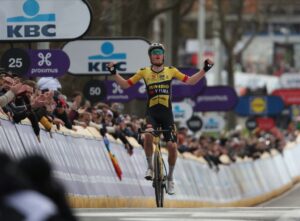 Van Baarle zvítězil na Omloop Het Nieuwsblad 2023